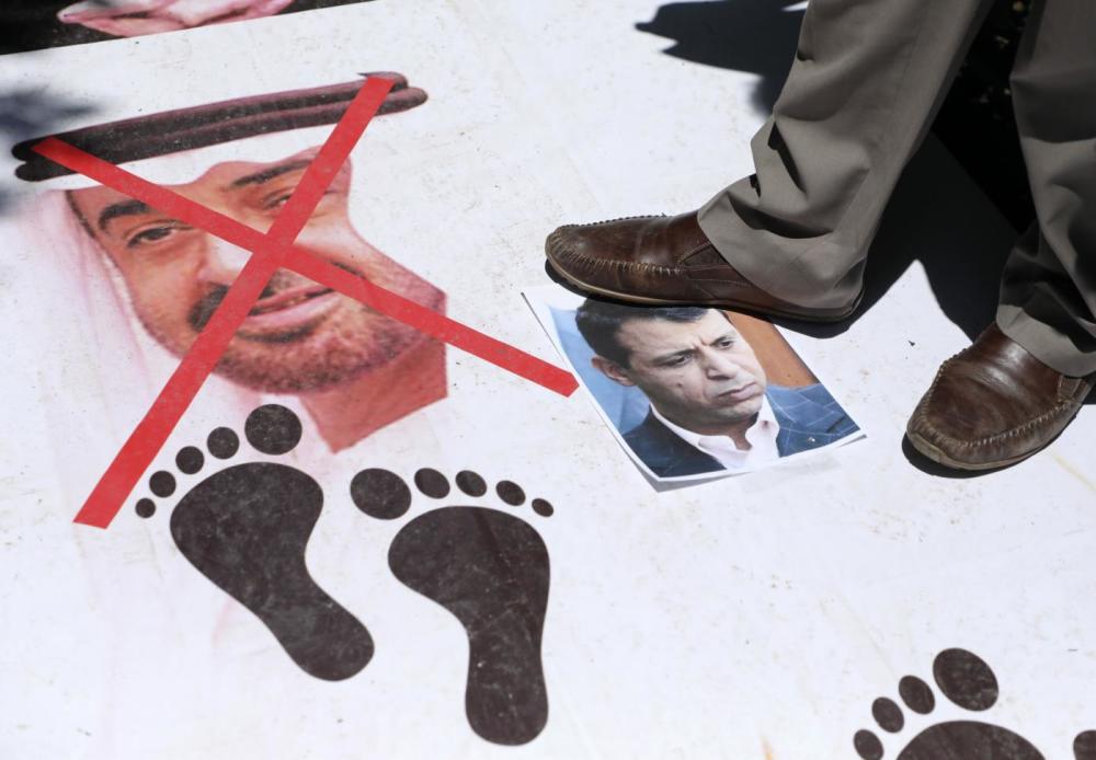 以色列_时政|阿联酋与以色列关系正常化后，巴勒斯坦人焚烧阿联酋王储照片