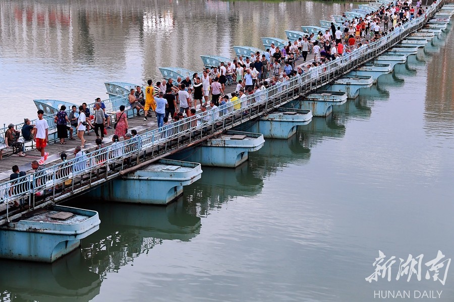 浮桥纳凉好生舒服