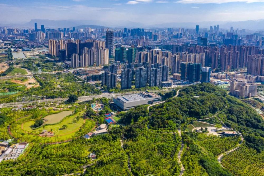 在晋安区政府和福州市房管局的大力支持下,凤峦郡项目克服了疫情对