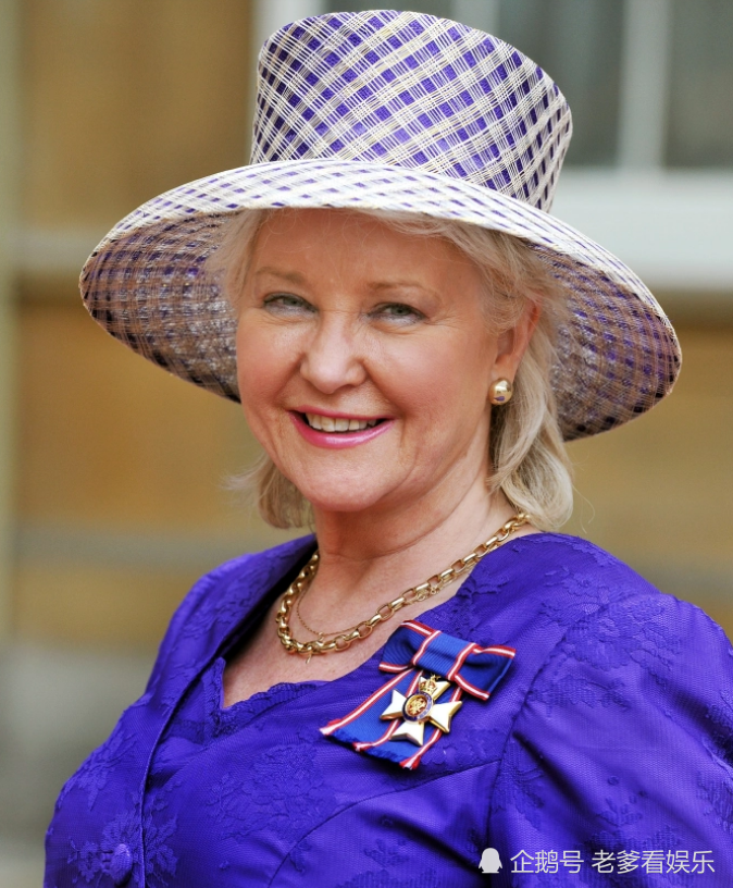 哈里王子|梅根要求试戴皇冠，助手拒绝了她的要求，哈里对此向女王大声抱怨