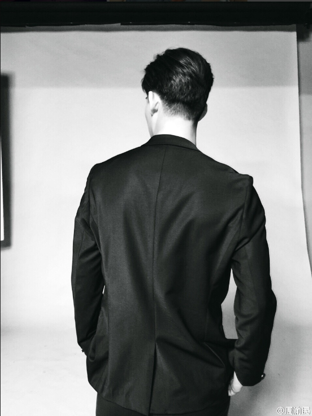 是一个只看背影都能感受到一阵帅气的男人