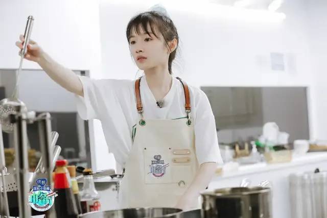 赵丽颖|《中餐厅4》回归，赵丽颖的暖心与黄晓明的成熟，是亮点