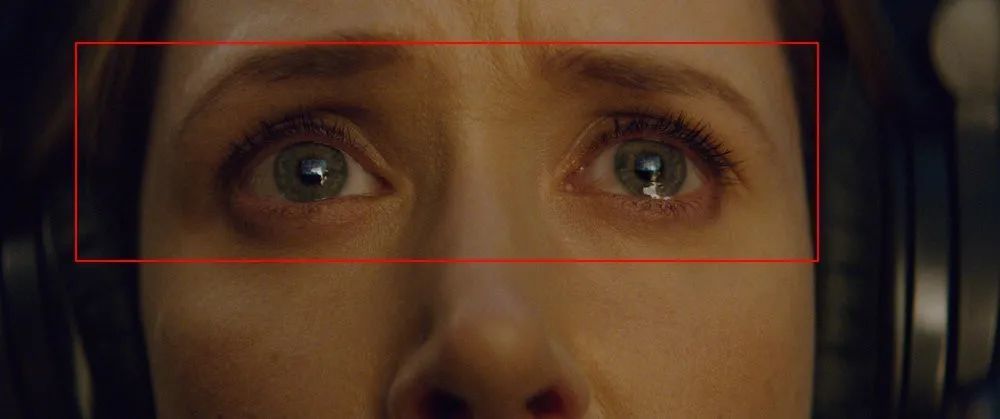 运动镜头摄影师不断地跟随一个运动中的人,突破固定的画幅比例,扩展