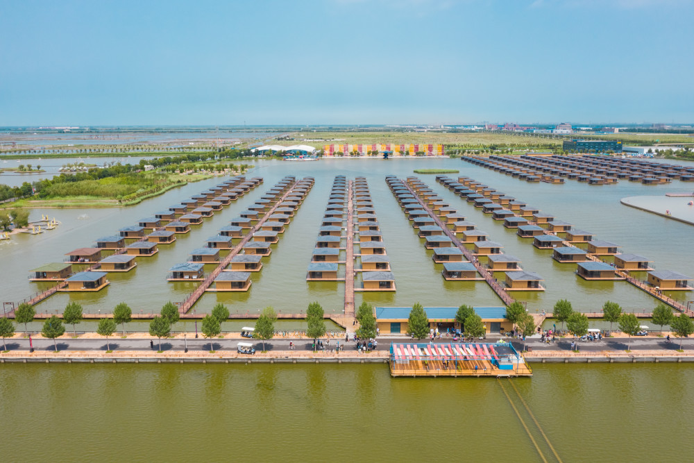 玩得累了,就入住多玛水镇吧,摇晃斑驳的影伴一夜好梦.