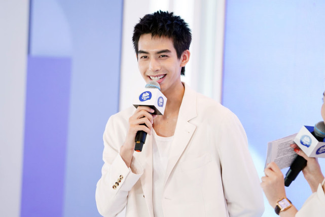 宋威龙穿白西装高大帅气 剃寸头拿棉花糖反差萌