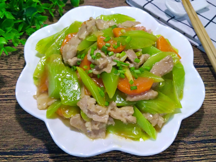 【莴苣胡萝卜炒肉片具体做法】准备一些食材:准备一个莴苣,准备一个胡