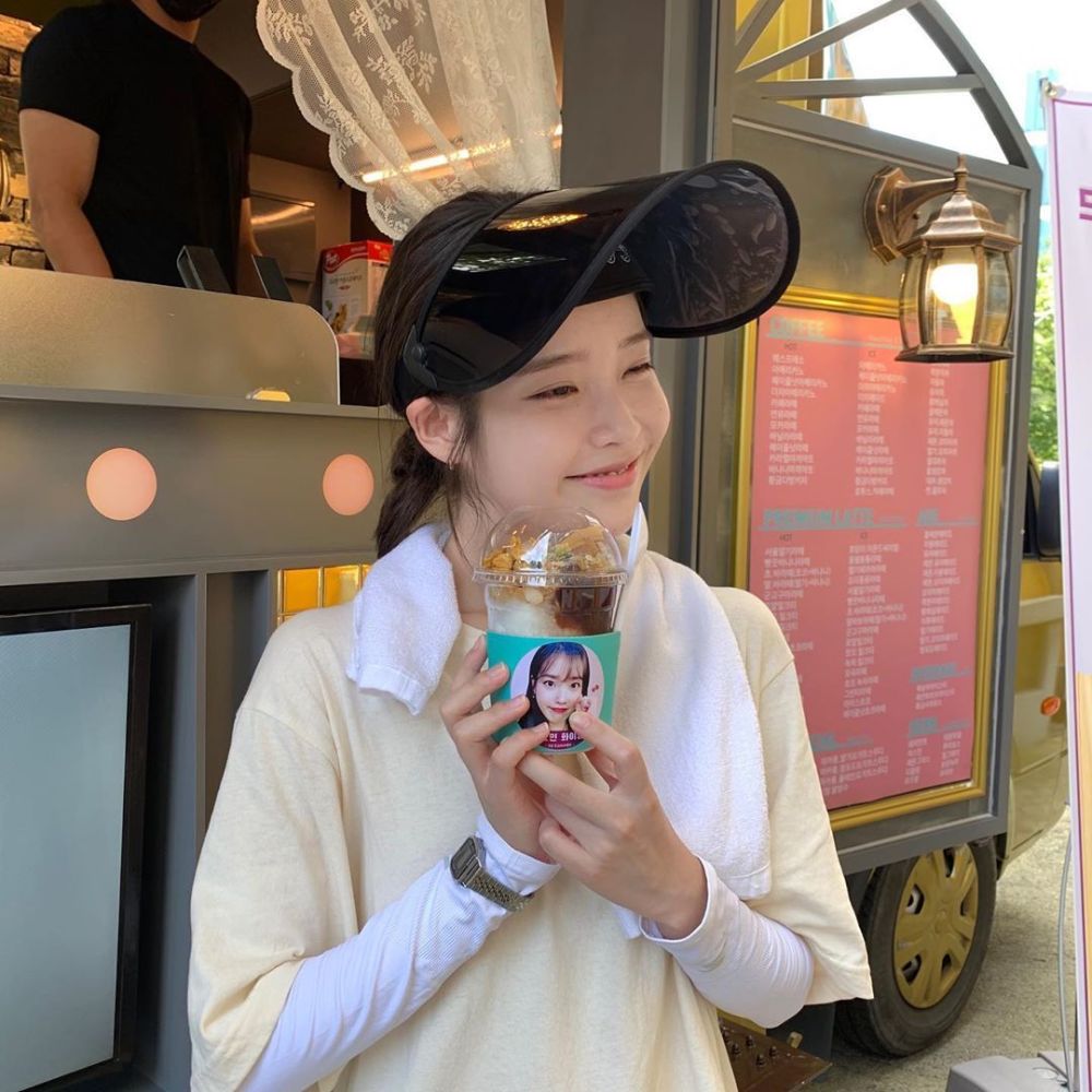 为了让你们能看到最新鲜的iu,小李我深夜爬外墙给你们找她在ins发的