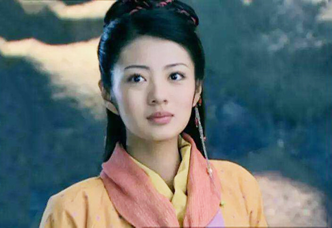 安以轩|39岁安以轩近照，挺8个月大孕肚带1岁儿子逛街，四肢纤细状态好