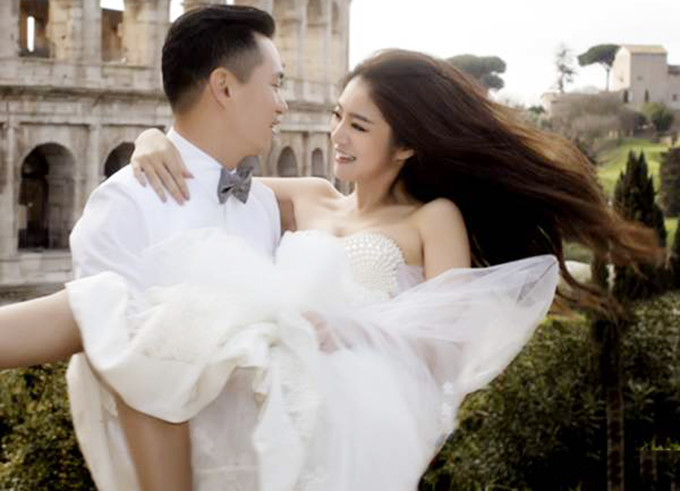 安以轩|39岁安以轩近照，挺8个月大孕肚带1岁儿子逛街，四肢纤细状态好