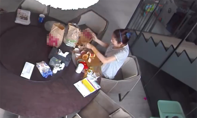 安以轩|39岁安以轩近照，挺8个月大孕肚带1岁儿子逛街，四肢纤细状态好