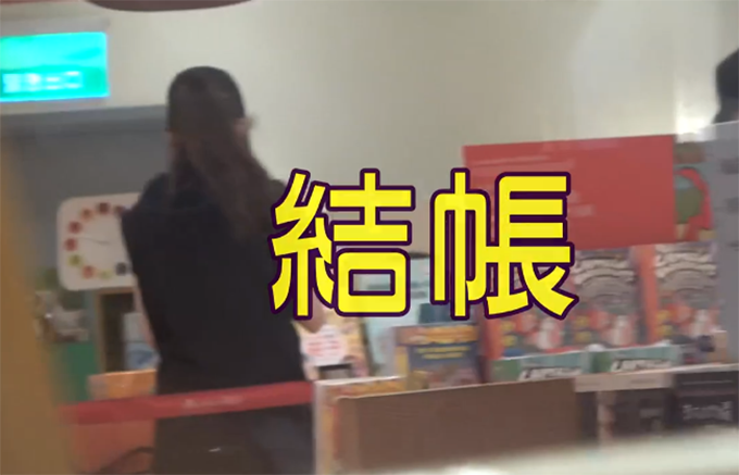 安以轩|39岁安以轩近照，挺8个月大孕肚带1岁儿子逛街，四肢纤细状态好