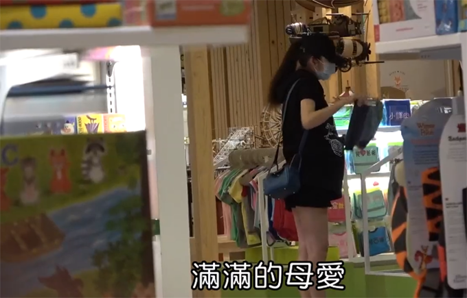 安以轩|39岁安以轩近照，挺8个月大孕肚带1岁儿子逛街，四肢纤细状态好