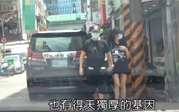 安以轩|39岁安以轩近照，挺8个月大孕肚带1岁儿子逛街，四肢纤细状态好