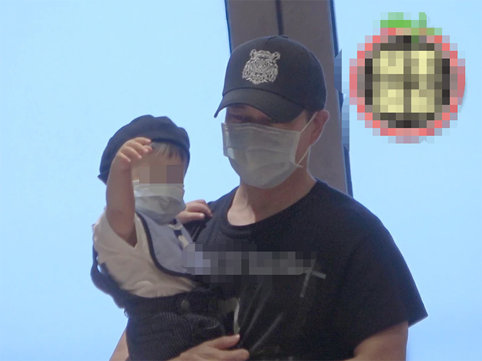 安以轩|39岁安以轩近照，挺8个月大孕肚带1岁儿子逛街，四肢纤细状态好