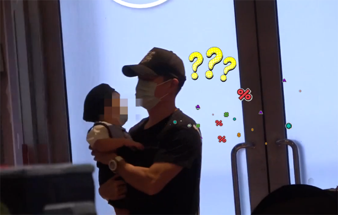 安以轩|39岁安以轩近照，挺8个月大孕肚带1岁儿子逛街，四肢纤细状态好