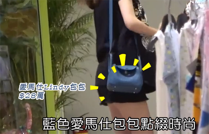 安以轩|39岁安以轩近照，挺8个月大孕肚带1岁儿子逛街，四肢纤细状态好