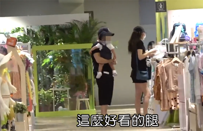 安以轩|39岁安以轩近照，挺8个月大孕肚带1岁儿子逛街，四肢纤细状态好