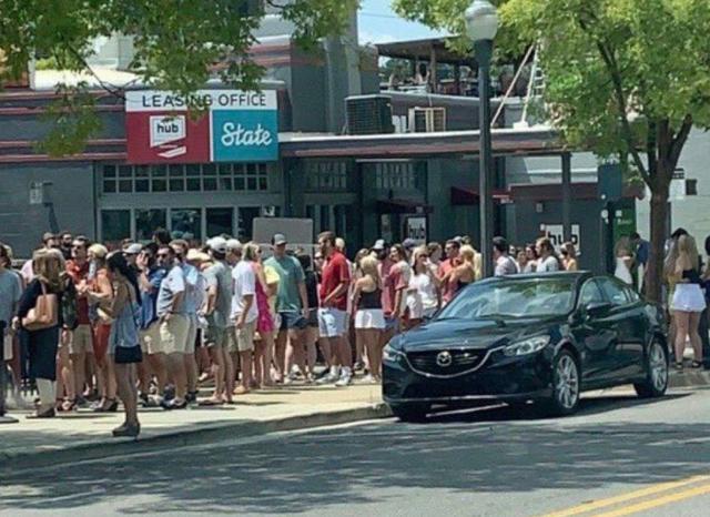 阿拉巴马大学|美国大学生很嗨，返校大学生不戴口罩快乐聚会，也不保持身体距离