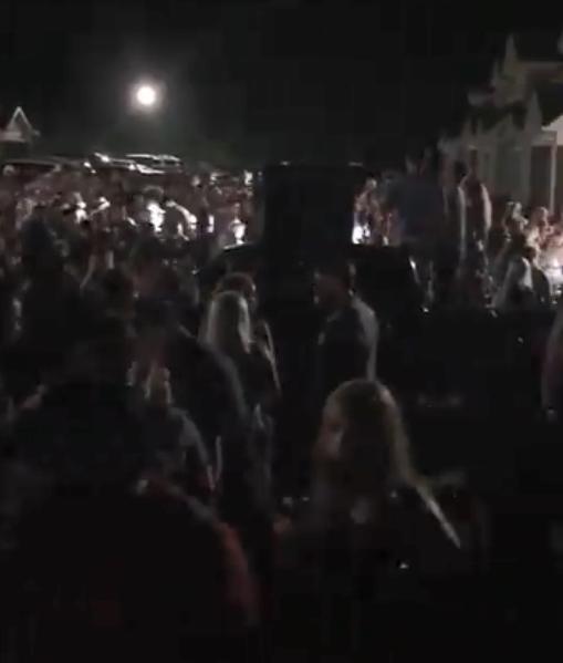 阿拉巴马大学|美国大学生很嗨，返校大学生不戴口罩快乐聚会，也不保持身体距离