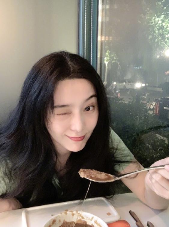 范冰冰|范冰冰晒晚餐花式摆拍，秀发浓密引人羡，娴静卖萌气质百变