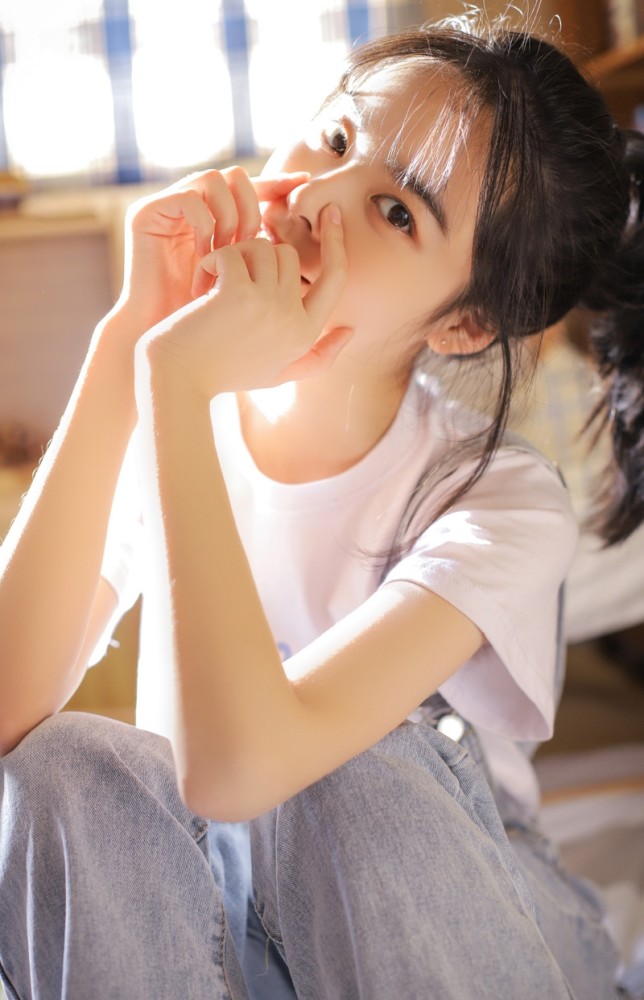 单马尾小姐姐牛仔背带裤写真_腾讯新闻