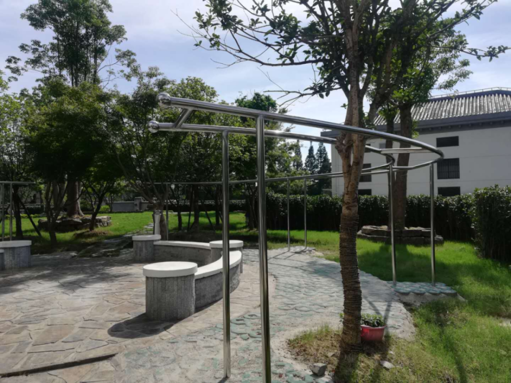 解决居民晾晒难松江这个小区推出可以拖着跑的共享晾衣架