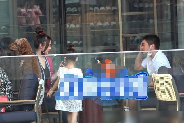 霍思燕|霍思燕带嗯哼游泳身材略显臃肿，杜江紧牵小女孩，夫妻再被疑有二胎