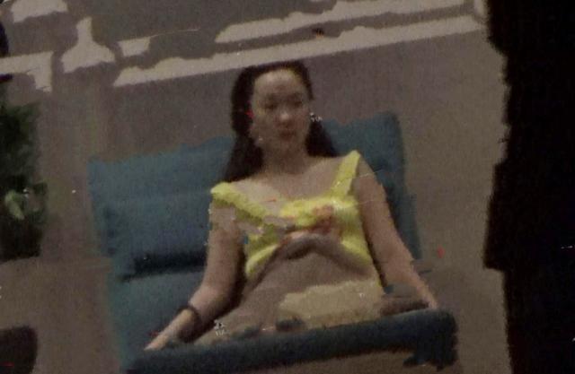 霍思燕|霍思燕带嗯哼游泳身材略显臃肿，杜江紧牵小女孩，夫妻再被疑有二胎