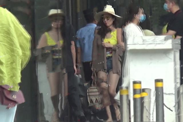 霍思燕|霍思燕带嗯哼游泳身材略显臃肿，杜江紧牵小女孩，夫妻再被疑有二胎