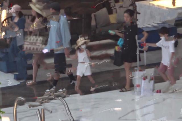 霍思燕|霍思燕带嗯哼游泳身材略显臃肿，杜江紧牵小女孩，夫妻再被疑有二胎