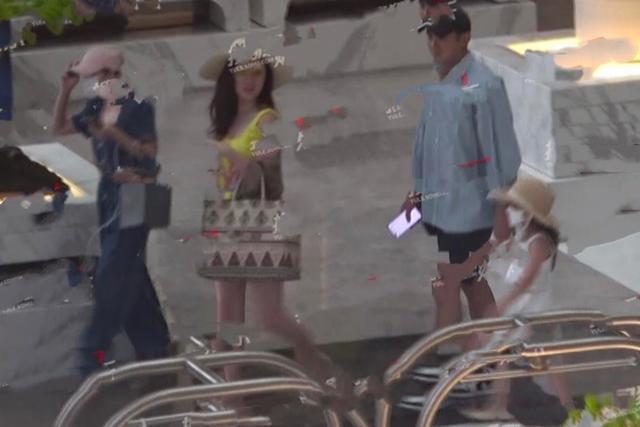 霍思燕|霍思燕带嗯哼游泳身材略显臃肿，杜江紧牵小女孩，夫妻再被疑有二胎