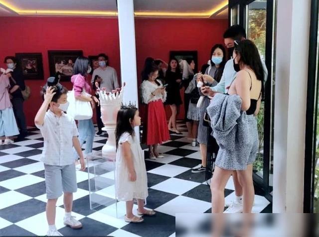 霍思燕|霍思燕带嗯哼游泳身材略显臃肿，杜江紧牵小女孩，夫妻再被疑有二胎