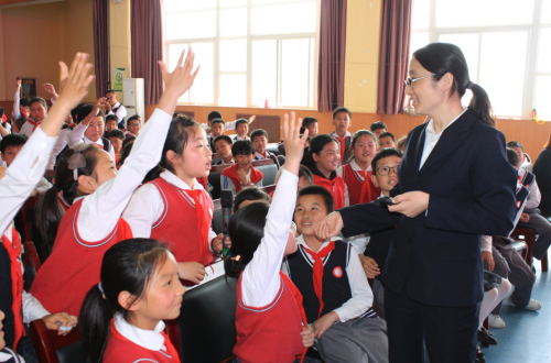 中铁一局物贸公司在陕西省渭南市毓秀小学开展志愿活动,魏珍珍与学生