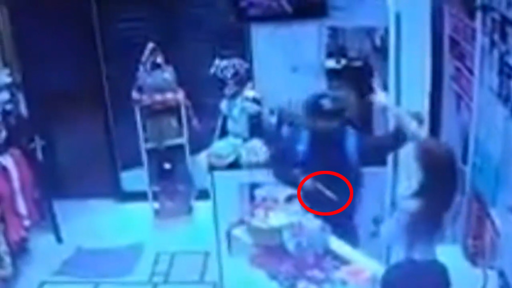 抢劫|收入仅47块还遭抢劫 阿根廷女店主与持枪歹徒厮打保住钱财