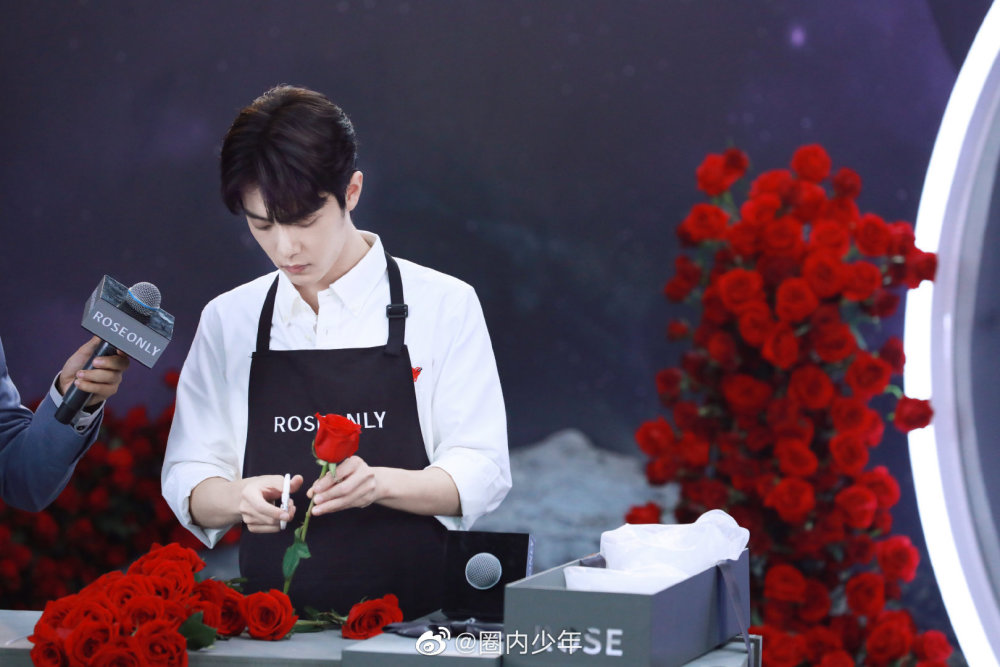 花艺师肖战上线玫瑰与帅哥的搭配完美情人节到了谁会是幸运儿收到玫瑰
