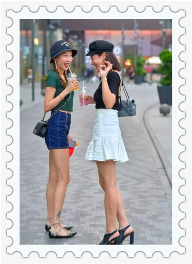 美女街拍:时尚闺蜜两人一起出门逛街,凉爽穿搭非常耐看