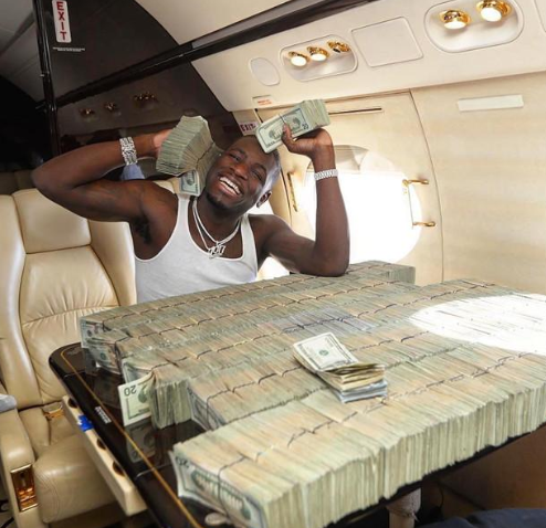 梅威瑟大金链子炫酷出街不算什么看清楚乔丹的炫富方式才知道什么叫服