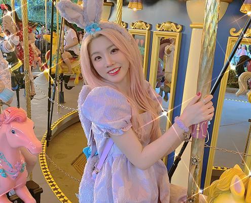 爆胎草莓粥逛迪士尼时路人争着给她拍照看着比一线明星还气派