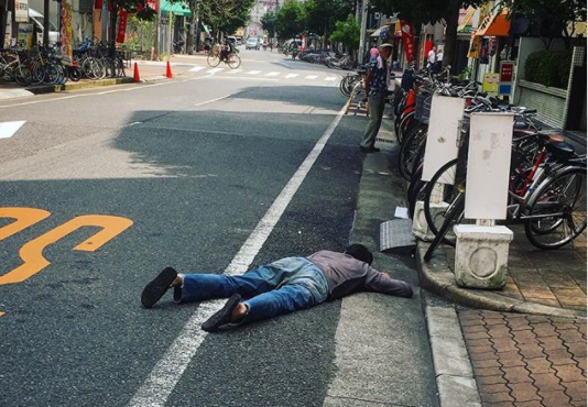 这个地方的很多人把马路当床用 开车路过时最好不要叫醒他们 马路 冲绳