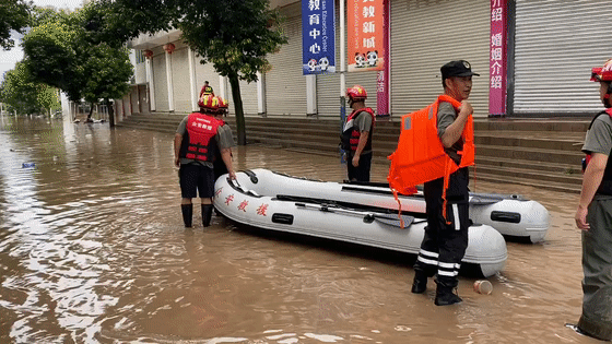 禁止市民在河边危险地段逗留 多营段 多营五营村路段正在清除淤泥