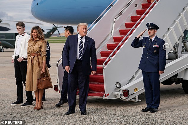 特朗普|特朗普下飞机两度牵手妻子均遭拒，身后2米高儿子看到后一脸凝重