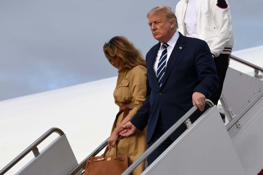特朗普|特朗普下飞机两度牵手妻子均遭拒，身后2米高儿子看到后一脸凝重