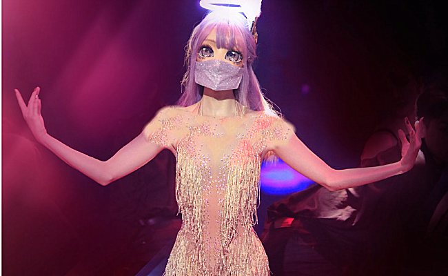 女星穿金裙现身蒙面舞王看到漫画身材以为是热巴原来竟是俪姐