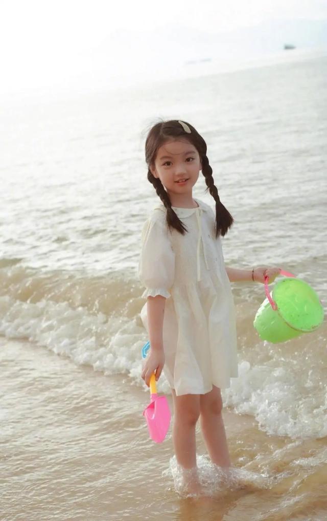 白冰前夫晒女儿毕业合照女儿笑容甜美颜值超高身高比例超优越