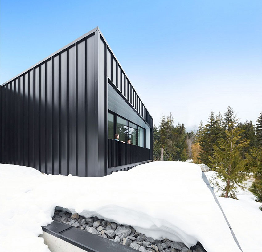 坐落于林木众多处的隐世度假住宅 黑色铁皮小屋造型设计充满个性