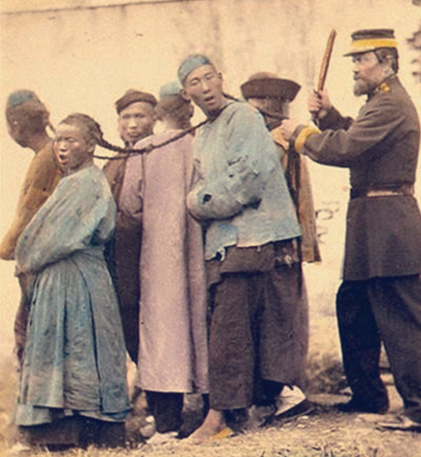 清宫戏都是骗人的这才是真实的晚清老照片图9富太太被抬着登山