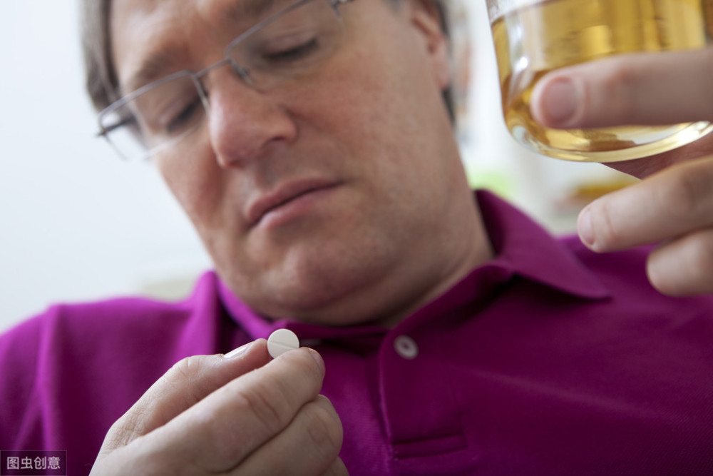 震颤|手抖不是帕金森病的专利，细数常见引起手抖的原因