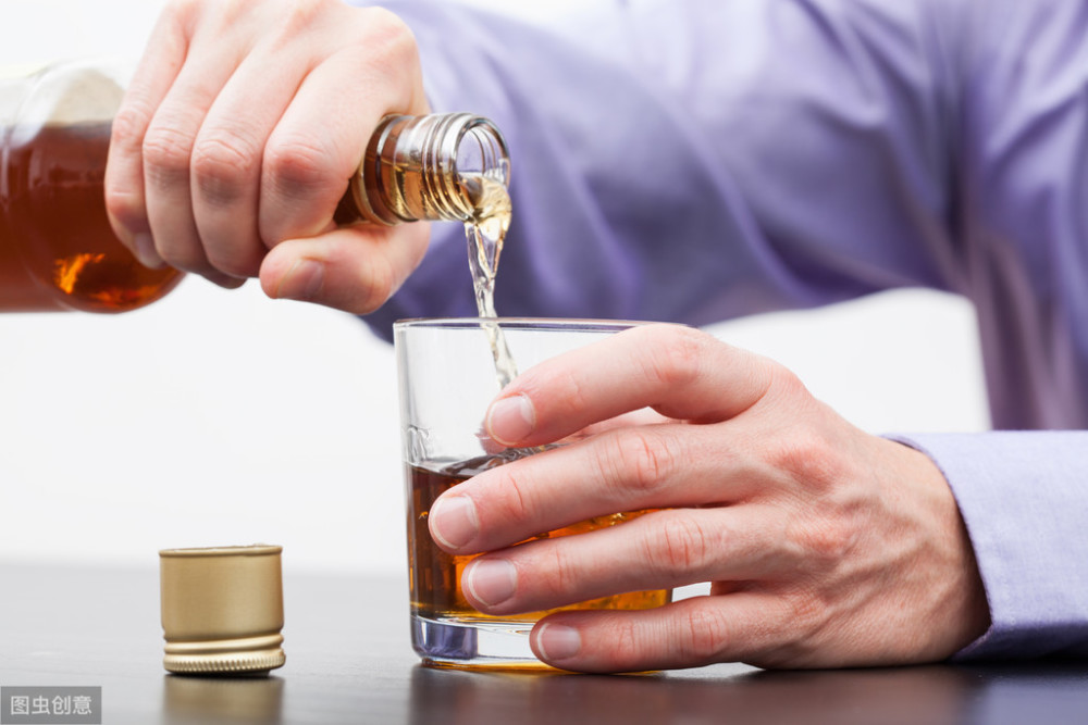 震颤|手抖不是帕金森病的专利，细数常见引起手抖的原因