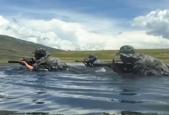 海拔5600米武装泅渡中国军人露出真正实力印度人终于认清差距