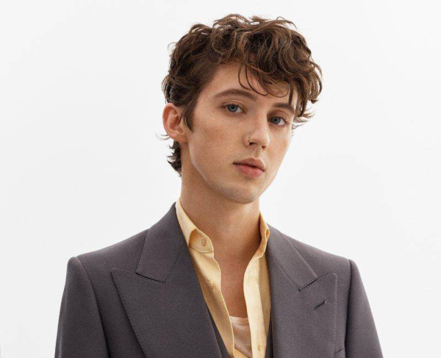 戳爷troye sivan,长相甜美像女生,穿衣风格时尚又小清新